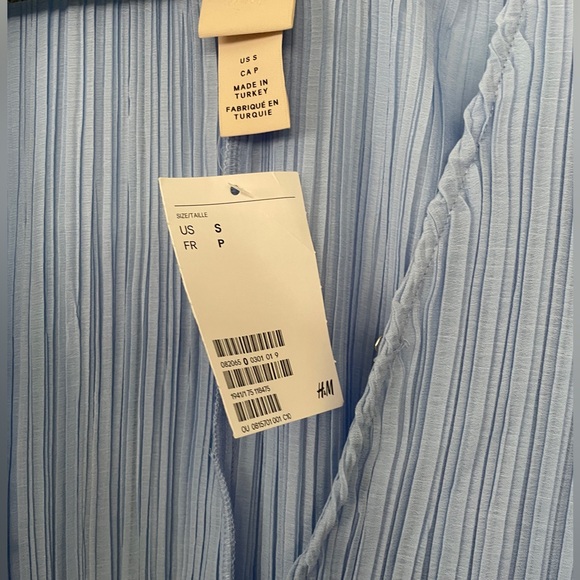 NWT. H&M cropped wrap blouse - Picture 2 of 4